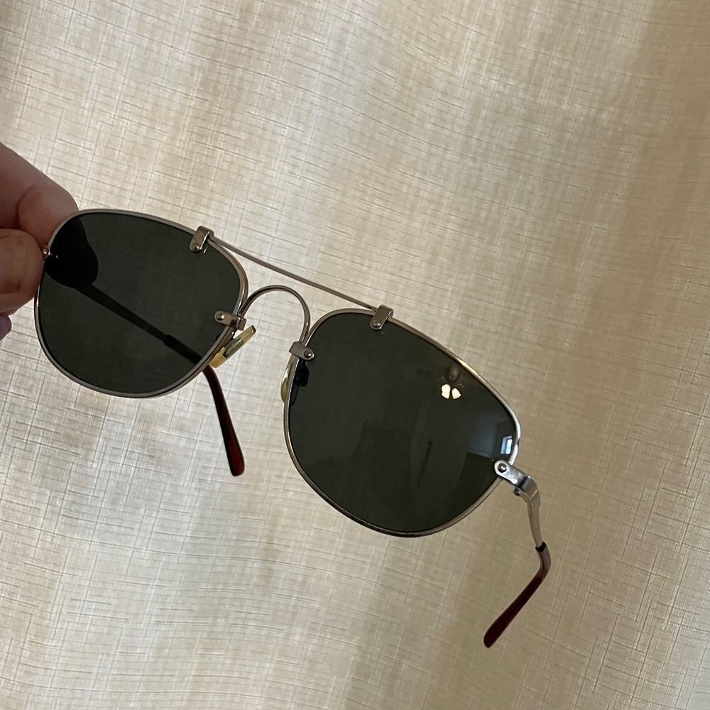 Vintage Silver Frame Aviator Sunglasses with Dark Lenses unisex